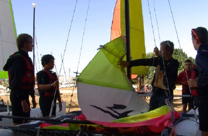 Mise en place de la voile du catamaran