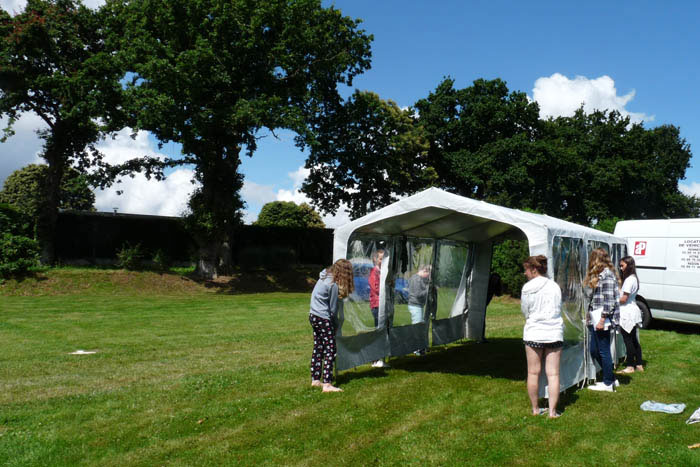 L'installation du camp par les jeunes