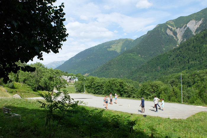 La cour du centre avec vue sur la vallée