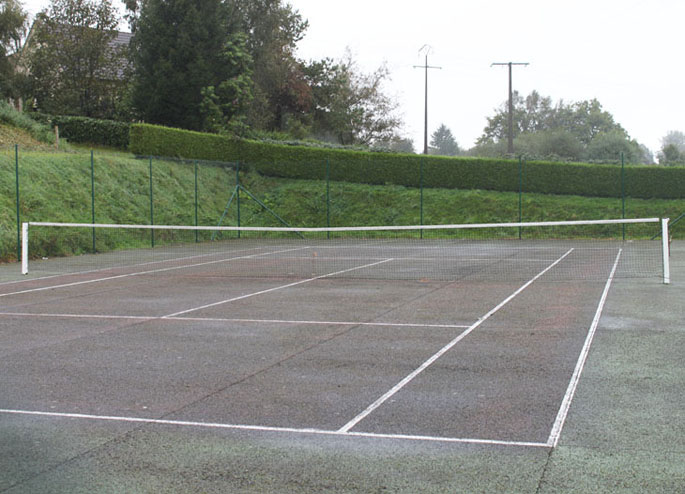 Le terrain de tennis à disposition des enfants