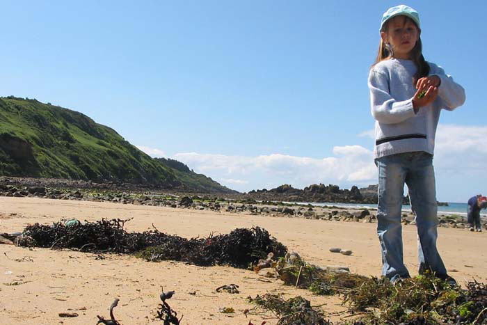 Une petite fille sur la plage