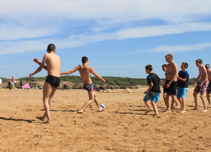 Partie de foot sur la plage