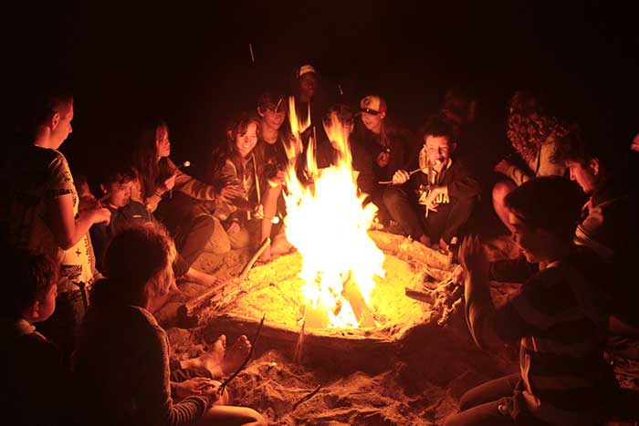 Une veillée feu de camp et chamallows grillés !