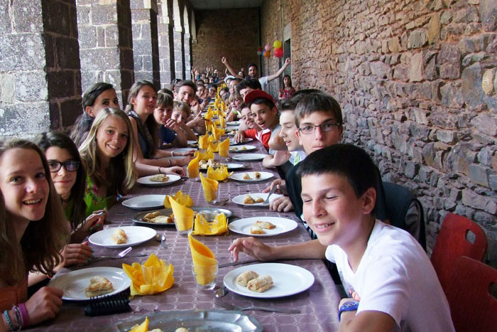 Repas festif sous le cloître