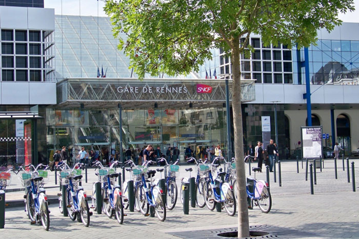 Départ en train de la gare de Rennes pour une colonie de vaances