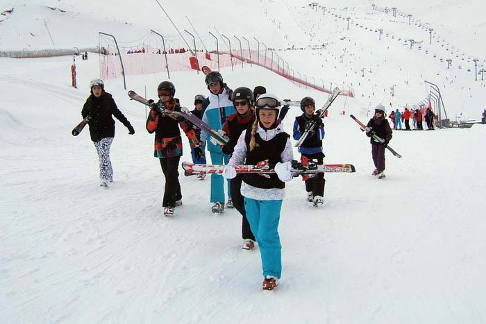 Départ en activité ski dans une station