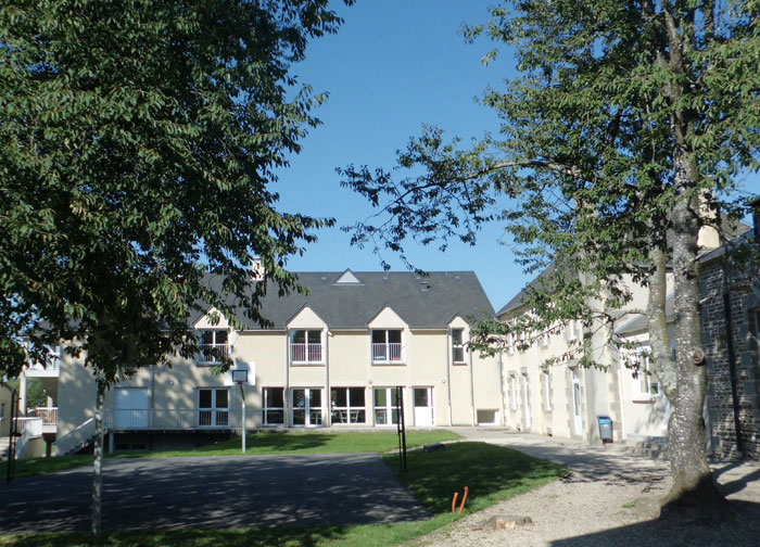 Vue du bâtiment principal depuis la cour