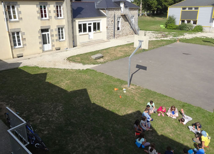 La cour et le terrain de basket