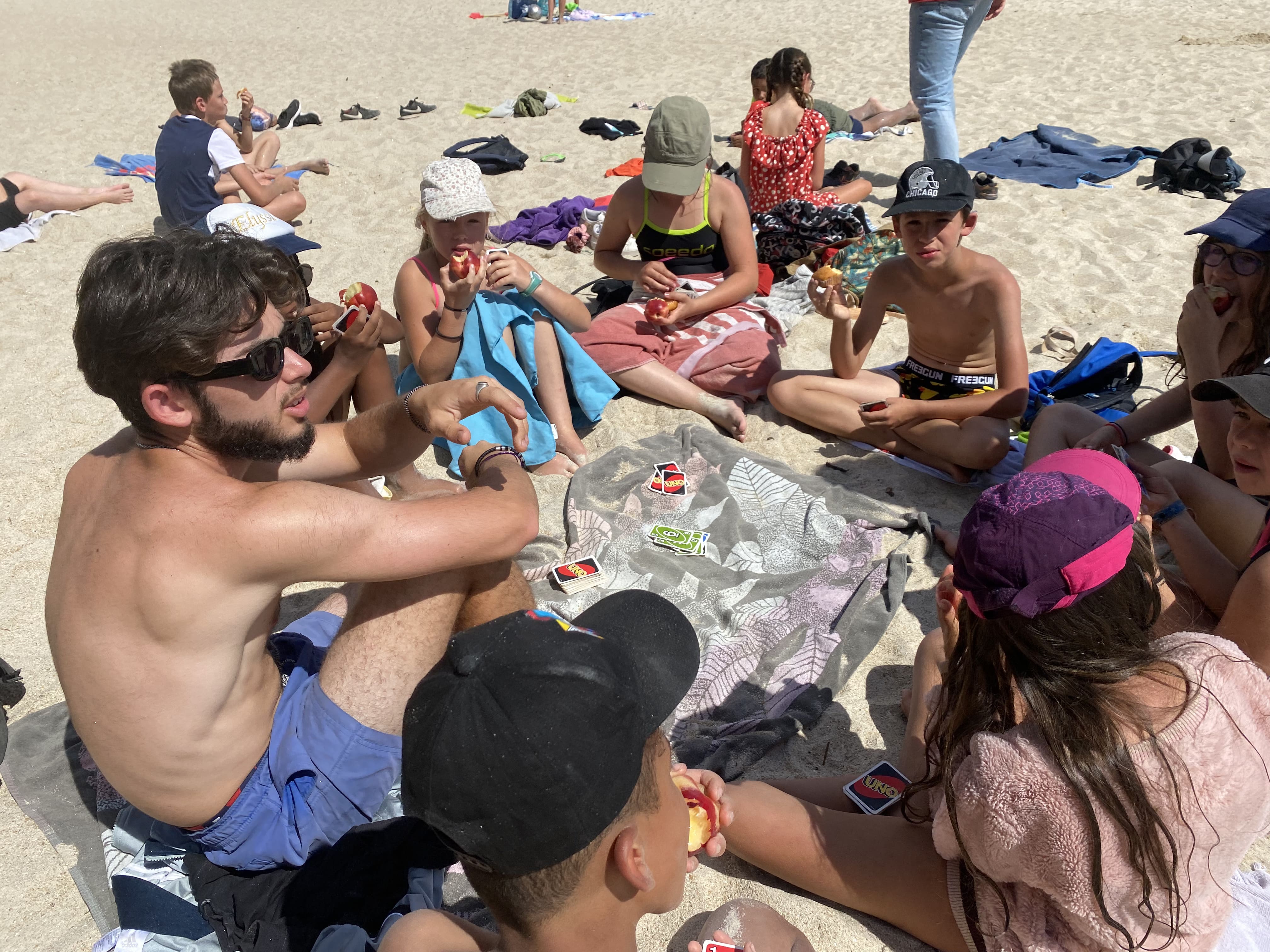 Bronzage et jeux de société sur la plage