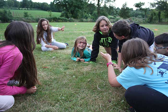 Jeux dans l'herbe en colo