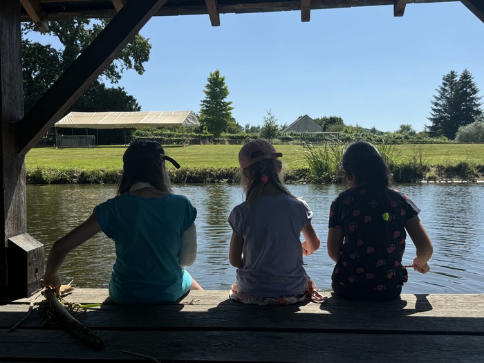 Posé au bord du lac