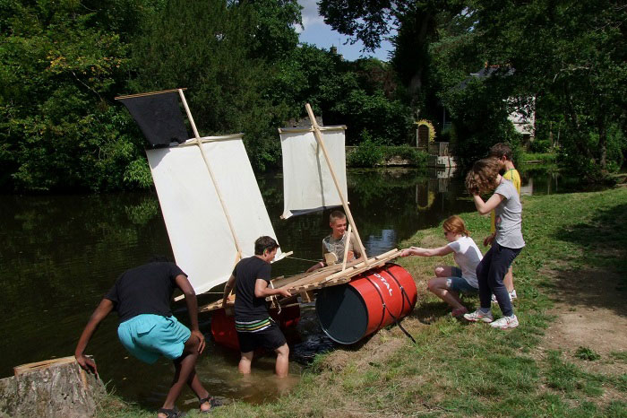 Construction d'un radeau en colo