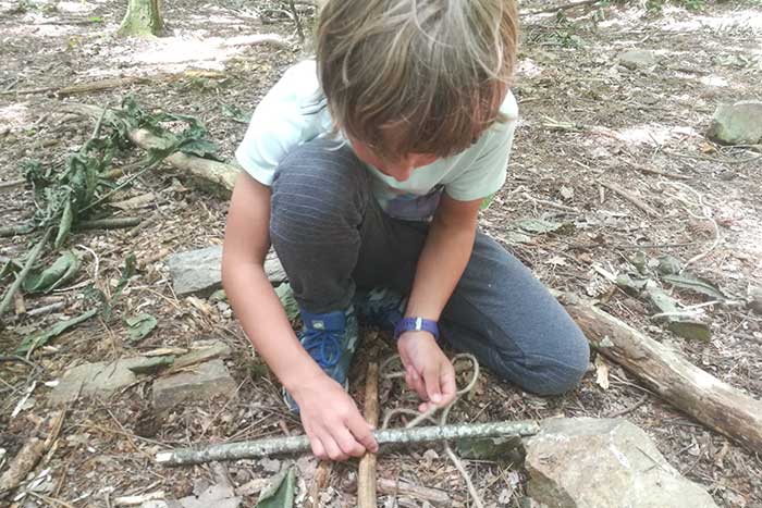 Apprentissage de noeuds pour construire les futures cabanes.