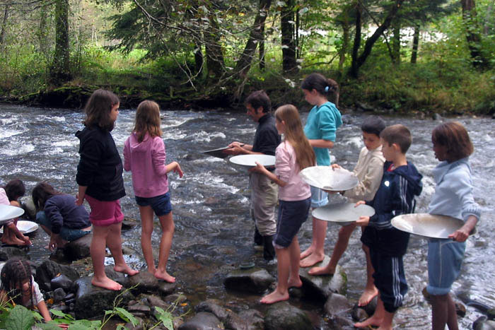 Dans les massifs des Alpes, certaines activités sortent vraiment de l'ordinaire ! Votre enfant a-t-il déjà cherché des pépites d'or dans une rivière ? Le milieu naturel exceptionnel en montagne est un support à de nombreuses découvertes pour les enfants et les adolescents qui viennent en colonie de vacances.