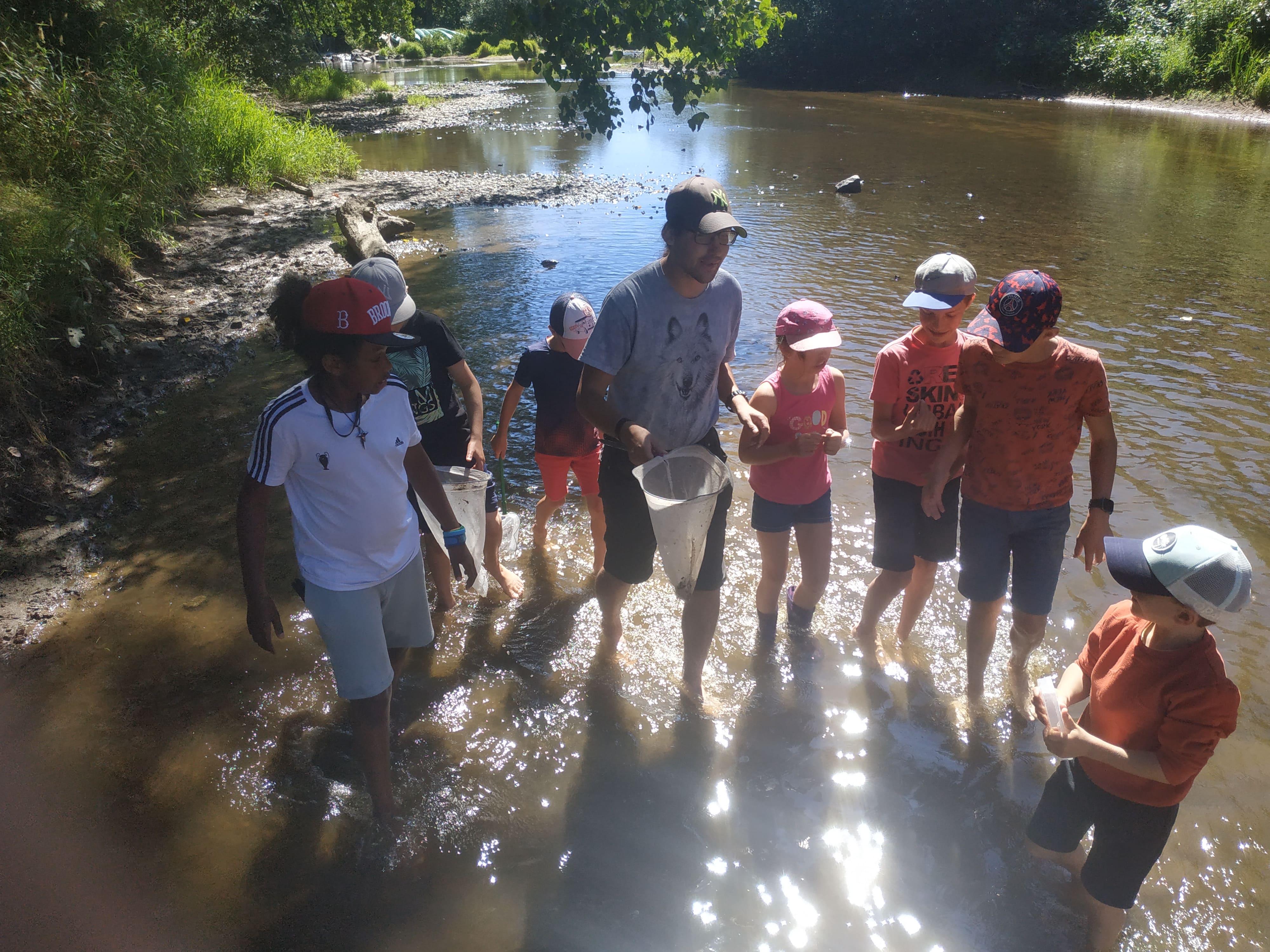 Pêche à pieds au bord de la rivière en colo