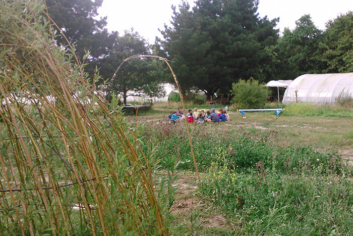 Les enfants installés dans la base de loisirs