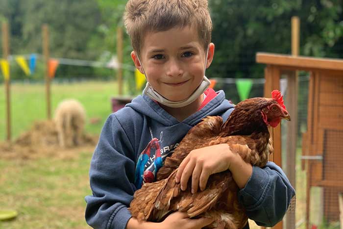 Avec les poules de la mini-ferme