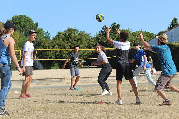 Une partie de volley lors d'une belle après-midi d'été