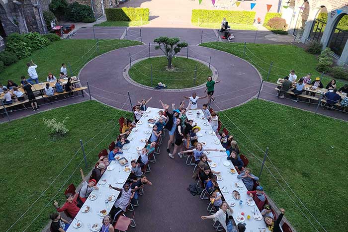 Repas festif en colonie