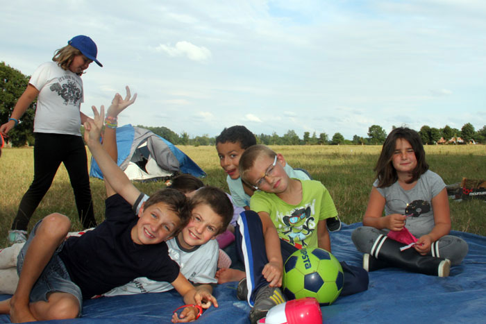 Un groupe d'enfants dans une colonie 44 à la campagne