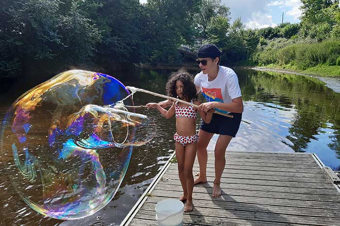 /theme/Fabrication de bulles géantes au bord du plan d'eau proche du centre