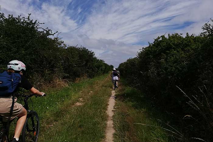 A vélo sur des petits chemins