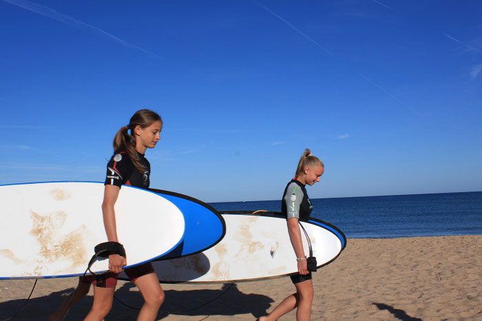 Surf sur la grande plage de Talmont Saint Hilaire