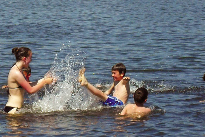 Jeux dans l'eau avec une animatrice