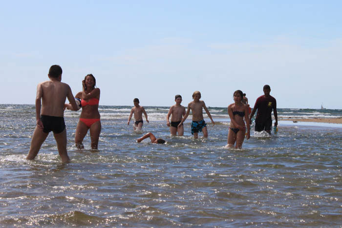 Jeux dans l'eau sur une plage catalane