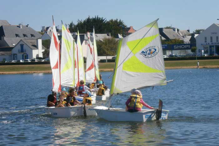 Voile sur un plan d'eau en colonie de vacances