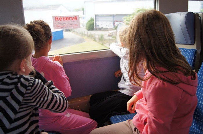 Enfants voyageant en train